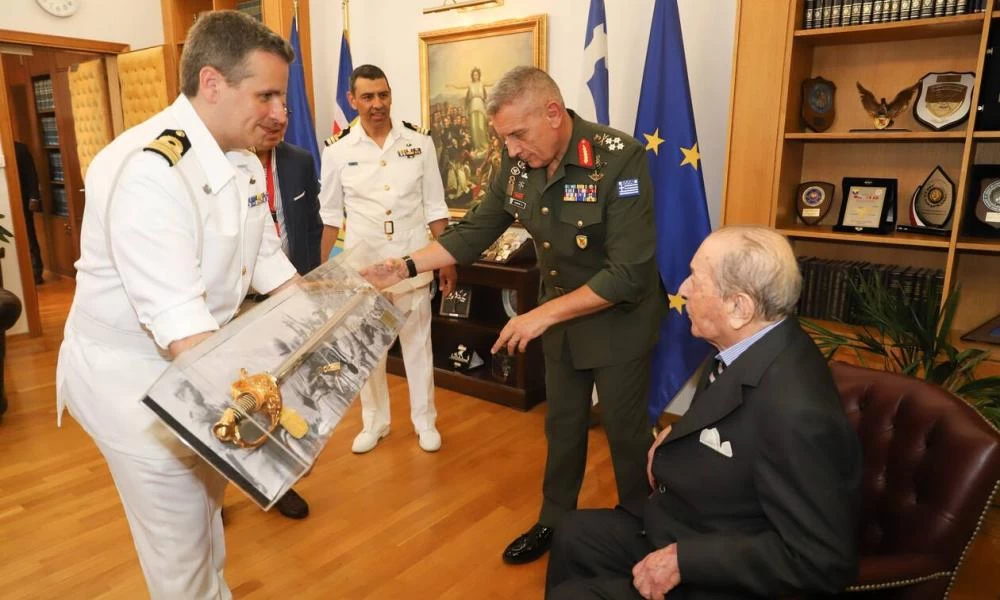 Απονομή ξίφους από τον Αρχηγό ΓΕΕΘΑ στον Υποστράτηγο Ιάκωβο Τσούνη